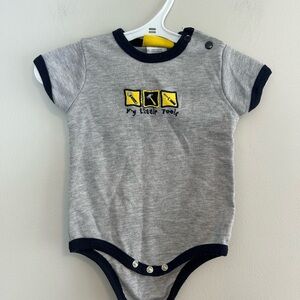 Stanley 3/6m grey embroidered little tool short sleeve onesie